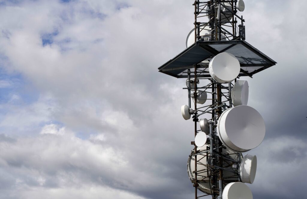 Torres telecomunicaciones contra cielo nublado 1 - Teciman Metrología